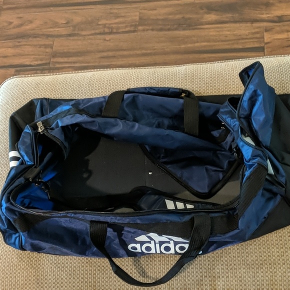 Large Adidas duffle bag - Picture 2 of 3